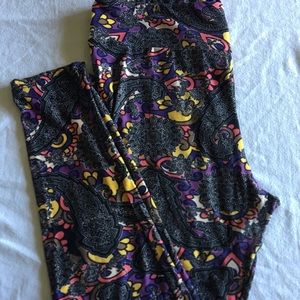 Women’s LuLaRoe TC print leggings.
